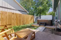 Round Rock Retreat: Downtown Kalahari RR Sports Complex Hot Tub Game Room - Bungalows