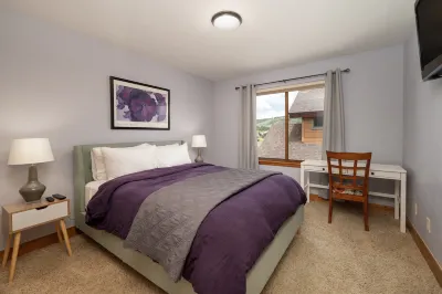 Breathtaking Mountain Vistas and Cozy Patio - Spacious Retreat Hotels near Dashing Thru The Snow