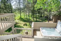 Hot Tub and Recreation Passes with Golf Course View - Stunning Retreat