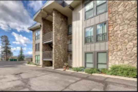 Stunning Views and Cozy Fireplace - Inviting Downtown Retreat