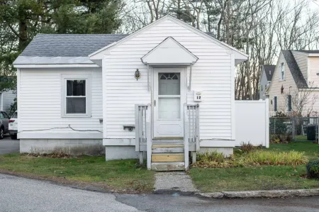 Old Orchard Beach Retreat | 2BD Cottage Отели в г. Олд-Орчард-Бич