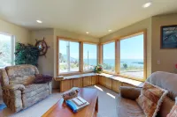 Oceanview home with hot tub and great location - near the port and beach access Hotels in Port Orford
