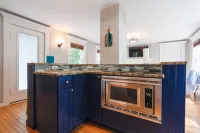 Two Patios and Outdoor Dining Experience - Stylish Coastal Haven