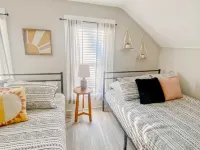 Charming Lakeside Retreat with Firepit and Grill - Cozy Escape Hotels in Vermilion
