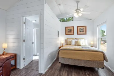 Scenic Porch and Serene Outdoor Space - Charming Cozy Hideaway 바인야드 루프 하이킹 트레일 주변 호텔