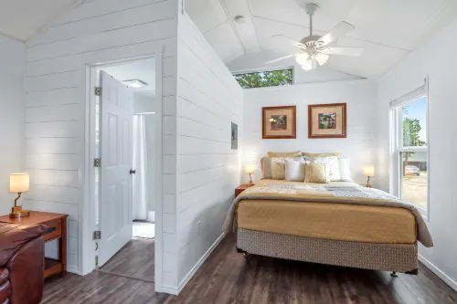 Scenic Porch and Serene Outdoor Space - Charming Cozy Hideaway