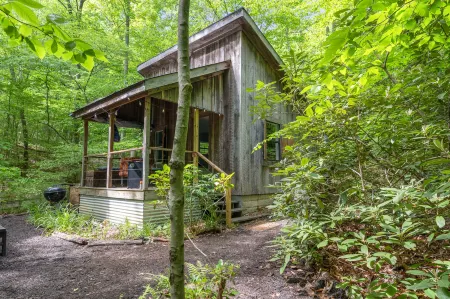 NEW! 30 Acre Secluded Glamping Experience - Private Hiking & Climbing Retreat in Red River Gorge, KY Отели в г. Ирвайн