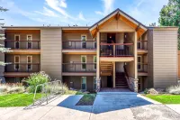 Third-floor retreat with treetop views, AC, pools, hot tubs, & sports courts Hotels in Deschutes River Woods