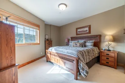 Prime Location Near Shops and Outdoor Adventures - Stylish Oasis