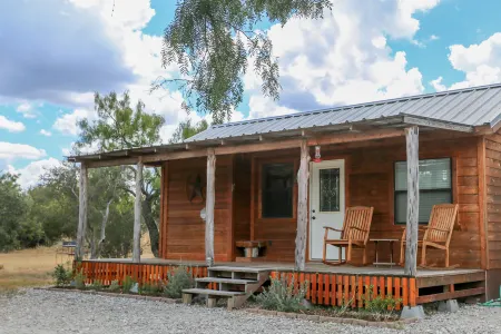 Hill Country Views, Whirlpool Tub and Fire Pit - Charming Retreat