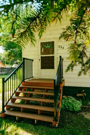 Charming Vintage Retreat with Culinary Delights and Outdoor Adventures - Cozy Haven Отели в г. Ранчестер