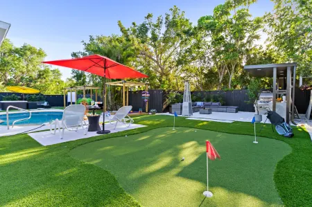 Spacious Oasis with Heated Pool and Outdoor Lounge - Inviting Retreat