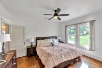 Spacious Living Area and Game Room - Charming Tudor Style Các khách sạn ở Mineral Wells