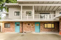 Large Deck and Multiple Living Spaces - Gorgeous Spacious Haven Hotels near Des Moines Creek Trail