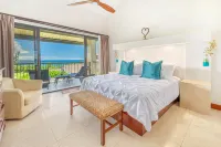 Ocean and Mountain Views with Resort Amenities - Stunning Tropical Escape