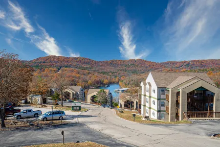 Woodpecker's Tree | Condo in Branson with balcony, pool, tennis, basketball, W/D