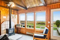 Cozy oceanfront cabin on the beach with views - dog friendly