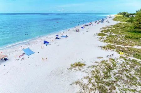 Dreamy Poolside Condo with Gulf Access - Stunning Island Retreat Отели рядом с достопримечательностью «Alvin's Island - Holmes Beach #753»