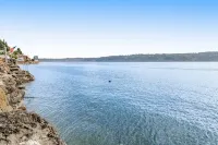 Waterfront Home on Puget Sound w/ Stunning Mount Rainier View, Deck, & Bunkhouse Hotel a Ruston