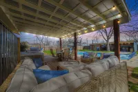 Expansive Pool, Bubbling Hot Tub and Party Barn - Stunning Retreat