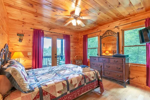 Mountain View and Game Room - Charming Secluded Retreat