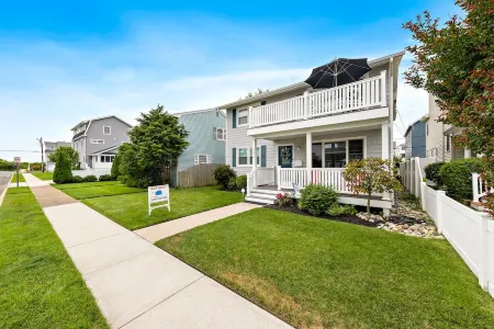 ShoreThingBrigantine 2nd FL: steps to beach! Great 2025 peak weeks available!