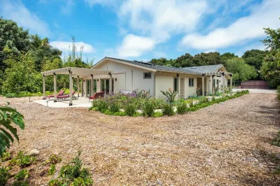 Luxury Meets Tranquility in Hope Ranch – Serene 2Br/2BA Cottage Отели рядом с достопримечательностью «Арройо Берро Опен Спейс»