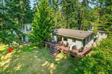 Stunning Views and Cozy Haven - Serene Waterfront Retreat Отели рядом с достопримечательностью «Парк округа Дабл Блафф»