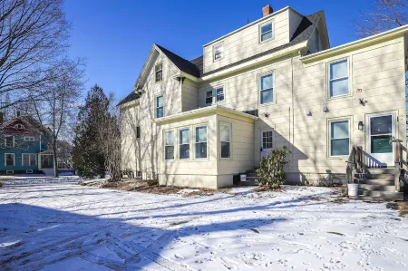 Cozy 3BR - Pet Friendly - Near Portland - Parking Отели в г. Уэстбрук