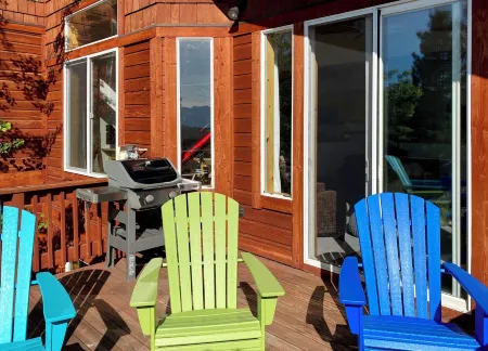 Family Friendly, Gorgeous Views and steps to Tahoe Donner Ski Hill