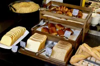 Kyriad Honfleur - la RIVIÈRE Saint Sauveur - breakfast