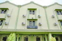 OYO Life 2508 Alba Suites Homestay Syariah Hotel dekat Toko Terang Jaya