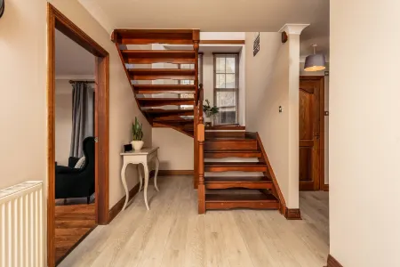 Cromwell Corner - Donnini Apartments