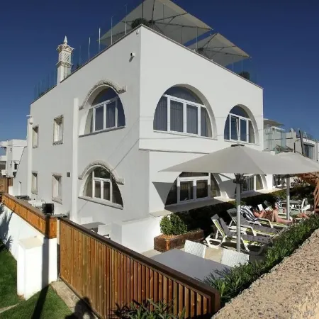 Golden Beach Guest House & Rooftop Bar