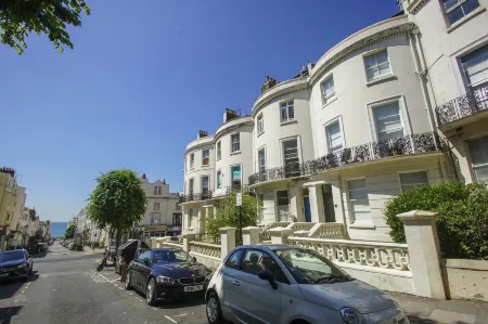 Brunswick Garden Studio - Patio - by Brighton Holiday Lets