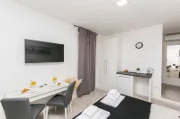 Apartments and Rooms Adriatic Suites Các khách sạn ở Lozovac
