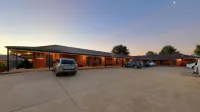 Bushmans Motor Inn - parkir