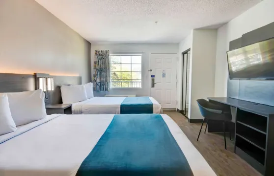 密西西比海泉 6 號開放式客房酒店