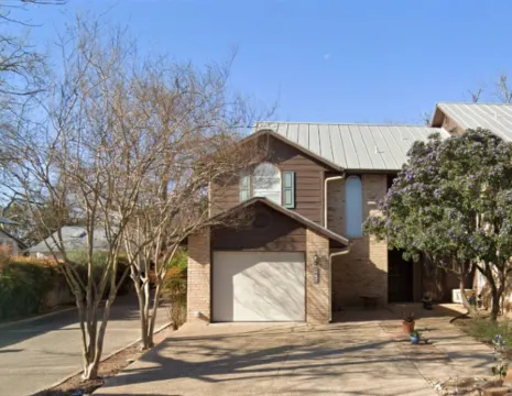 Spacious Layout Near Local Attractions - Charming Condo