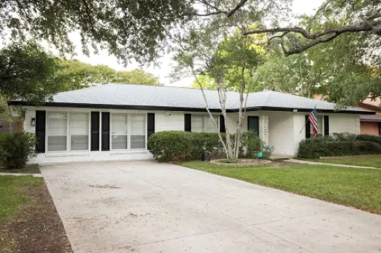 Airport Paradise-Pool-Game Room