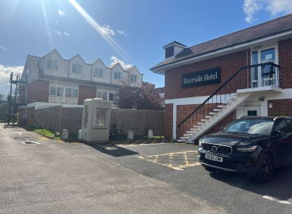 Riverside Hotel