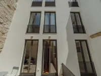 帶露台的院子裏的奧波託設計公寓C 鄰近火龍球場的酒店