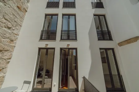 Courtyard Oporto Design Apartment C with Terrace Отели рядом с достопримечательностью «Parque de São Roque»