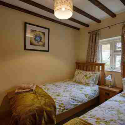 Fab 2 Bed Cotswolds Cottage with Private Courtyard Rooms