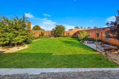 แฟลตส์เวสต์เอนด์ โรงแรมใน