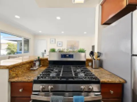 サニー＆チアフル ニア I-10 ~ クイーンベッド ~ 駐車場 アルハンブラのホテル