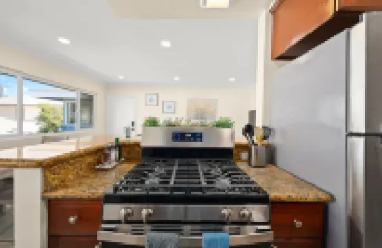 陽光燦爛，靠近 I-10 ~ 雙人床 ~ 停車場