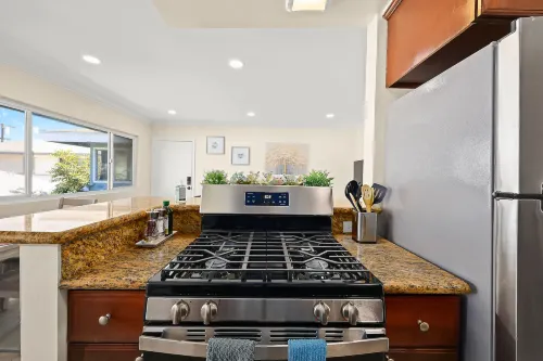 Sunny & Cheerful Near I-10 ~ Queen Beds ~ Parking Hotels in Alhambra