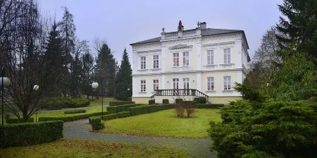 Parkhotel Morris Novy Bor Отели в г. Яблонне-в-Подьештеди