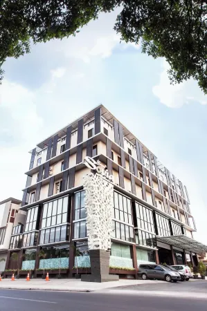 Grand Sovia Hotel Отели в г. Cicendo